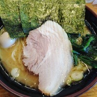 「醤油ラーメン（濃いめ　多め　柔め）650円　半ライス　50円」@横浜ラーメン 湘家 江木店の写真