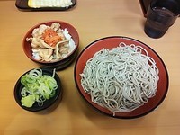 「ミニ豚バラキムチ丼セット（もりそば）」@名代 富士そば 西荻窪店の写真