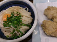 「玉子しょうゆうどん HG2鶏天 大」@こくわがたの写真