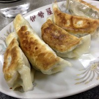 「餃子　300円」@伊勢屋の写真