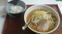 「味噌ラーメン+サービスライス」@忍八の写真
