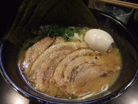 「とんこつ醤油ラーメン＋特選盛り」@麺屋 黒琥〜KUROKO〜 東神奈川店の写真