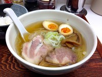 「正油らーめん（味玉付き）＋ご飯（タイムサービス）」@忍八の写真