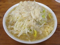 「普通盛焼豚　小ブタ（800円）ヤサイニンニクアブラ」@ラーメン二郎 品川店の写真