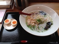 「豚塩らーめん　＋　有精卵の味付き玉子」@らーめん つけ麺 一酵やの写真