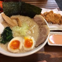 「特製醤油ラーメン 900円 + ザンギ 180円」@あら焚き豚骨 虎太郎の写真