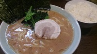 「ラーメン（650円）＋海苔（100円）＋ライス（100円）」@横浜家系らーめん いずみ家の写真