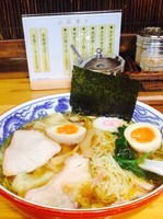「ワンタン麺¥840＋半熟煮玉子¥100」@とら食堂の写真
