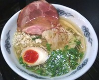 「シャモ塩らぁめん800円＋ローストチャーシュー100円」@龍のひげの写真