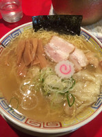 「潮エビワンタン入り1020円、メンチカツ290円」@かもめ食堂の写真