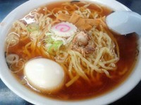「醤油かけらーめん大盛り700円＋味玉100円」@食堂 はせ川の写真