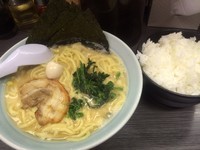 「ラーメン（醤油）大盛り+ライス」@横浜家系らーめん 魂心家 あざみ野店の写真
