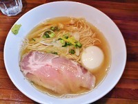 「鯵煮干し味玉 (850円)+小ごはん(100円)」@町田汁場 しおらーめん進化 町田駅前店の写真