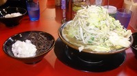 「ラーメン中盛野菜２倍+きくらげ+玉ねぎ」@家系ラーメン とらきち家の写真