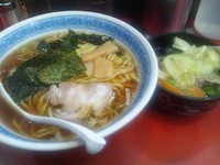「ラーメン大盛り（無料）＋半中華丼７００円」@らーめん ほん田の写真