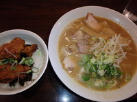 「よいちラーメン(580円)ミニからあげ丼(150円)」@らーめん よいち 大芝店の写真