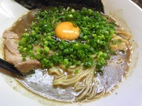 「濃厚中華そば（並）￥700・ネギ￥50･生卵￥50」@濃厚中華そば 麺 松蔵の写真