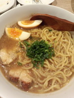 「濃厚薫製醤油ラーメン980円」@燻製屋 燻し人しんごの写真