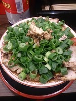 「チャーシュー麺中盛、ネギ」@麺屋7.5Hz 新橋店の写真