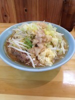 「少なめらーめん(ニンニク、アブラ、ショウガ少し)うずら」@らーめん つの旨の写真