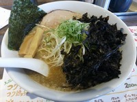 「魚介しょうゆラーメン　鯵Ｗ ：背脂あり（大盛り）＋岩のり：㋚」@俺らラーメン ちょもらんまの写真