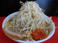 「ラーメン（ヤサイ・ニンニク・辛たま・ショウガ）」@用心棒 本号の写真