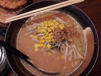 「北海道味噌らーめん＋替え玉＋炙りチャーシュー」@門左衛門 朝霞台店の写真