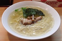 「白醤油らーめん中盛り(700円)」@らーめん夢心 厚木店の写真