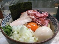 「特製濃厚たまごのまぜそば大盛り+あじのにぎり」@中華そば 四つ葉の写真