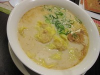 「ワンタン麺￥５４９（税抜）＋とんこつスープ￥１５０（税抜）」@バーミヤン 秦野東店の写真