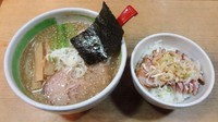 「塩らーめん（700円）＋味付玉子（100円）＋チャーシュウ飯」@らーめん たきたろうの写真