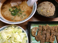 「朝ラーメン+五香肉+キャベツ(サービス)+半炒飯」@桂花ラーメン 新宿ふぁんてんの写真