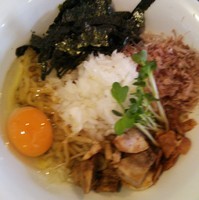 「【限定】ローズポークの油そば  ８００円　＋　生玉子 ５０円」@らーめん・つけめん 八角の写真