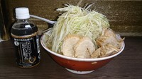 「小豚ﾔｻｲﾏｼﾏｼｶﾗﾒ+ネギ」@ラーメン二郎 横浜関内店の写真