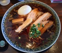 「熟成醤油ラーメン＋たまご（￥680＋サービス）」@古式ラーメン 鶴亀の写真