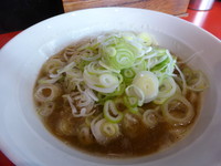 「中華そば（小）（６００円）＋ネギ増し（１００円）＋スープ増し」@自家製麺 伊藤 浅草店の写真