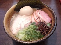 「貝だしとんこつラーメン＋味玉＋カモスモーク」@ラーメン 凌駕堂の写真