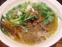 「【限定】牛骨スープに牛スジをのせて　９５０円」@G麺7の写真