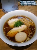 「味玉醤油ラーメン 800円」@ラーメン屋 トイ・ボックスの写真