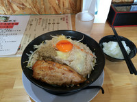 「男気まぜそば大盛800円+ランチタイムごはん無料」@らーめん まるはちの写真