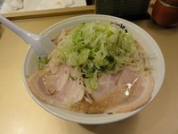 「しょうゆかつおラーメン770円　中盛50円　脂少な目」@超ごってり麺 ごっつ 秋葉原店の写真