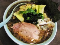 「ラーメン（並）￥７００＋ワンタン￥２００＋黒マー油￥０」@横浜ラーメン 庄家の写真
