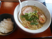 「塩ラーメン+半ライス734円」@忠治食堂の写真