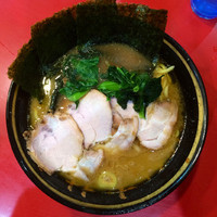 「チャーシューメン750円(カタメ)」@家系総本山 ラーメン吉村家の写真