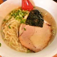 「淡麗琥珀（塩）730円」@麺や 燦虎の写真