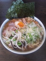 「らーめん（十八番＋ねぎ増し）」@麺舗十六の写真