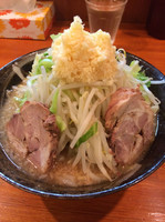 「ラーメン650円ニンニク増しヤサイ多め」@ラーメン梅 梅島店の写真