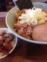 「油そば+大盛り+ミニ牛すじ丼」@兎に角 亀有店の写真