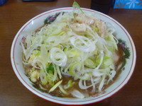 「小ラーメン（にんにく・脂少し・期間限定ネギ）　６８０円」@らーめん おうか 松戸松飛台店の写真