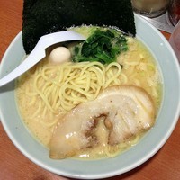「ラーメン（大盛）　￥６８０」@横浜家系ラーメン 新宿小滝橋 魂心家の写真